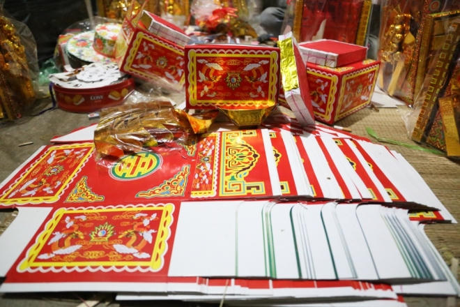 Để có một bộ đồ ông Công ông Táo hoàn chỉnh, gia chủ phải nhập nguyên liệu từ Sơn Tây về và tự tay cắt ghép. Trước đây thợ phải vẽ màu thủ công, song hiện đều được được in bằng bìa carton cứng.