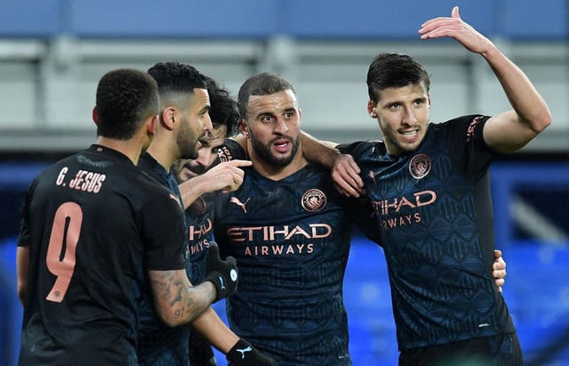 Các cầu thủ Man City ăn mừng sau bàn mở tỉ số ở phút 84.