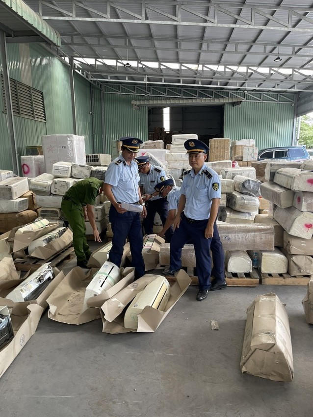 Tàng trữ hàng hóa nhập lậu Chi nhánh Công ty CP kho vận và dịch vụ hậu cần BFY bị phạt 270 triệu. Ảnh Cục QLTT tỉnh Bình Dương