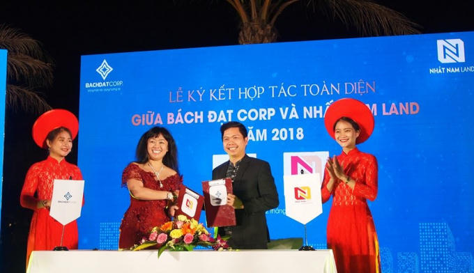 Giám đốc Bách Đạt Corp Hoàng Thị Kim Châu thực hiện lễ ký kết với Chủ tịch HĐQT Nhất Nam Land Nguyễn Đức Tâm (phải).