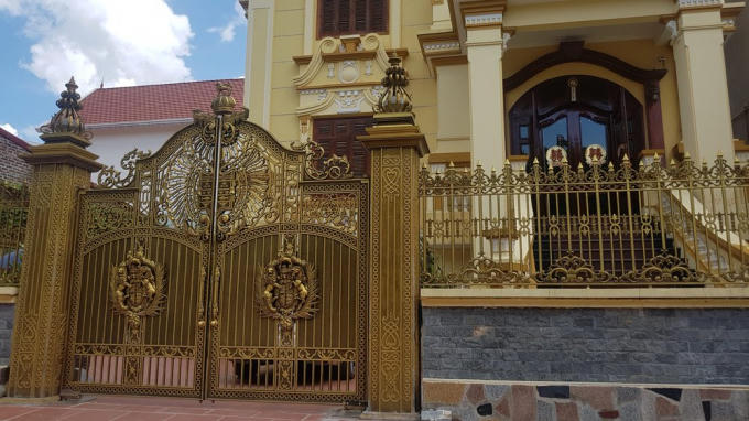 Một bộ cánh cổng, tường rào bằng đồng của một biệt thự tại khu đô thị Phú Lộc