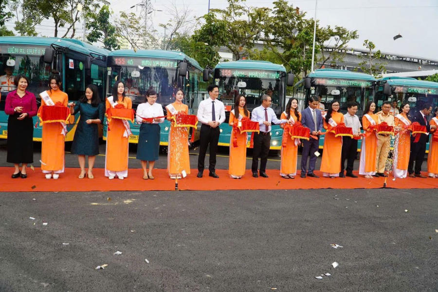 Các đại biểu thực hiện nghi thức khai trương 17 tuyến xe buýt điện hoàn toàn mới.