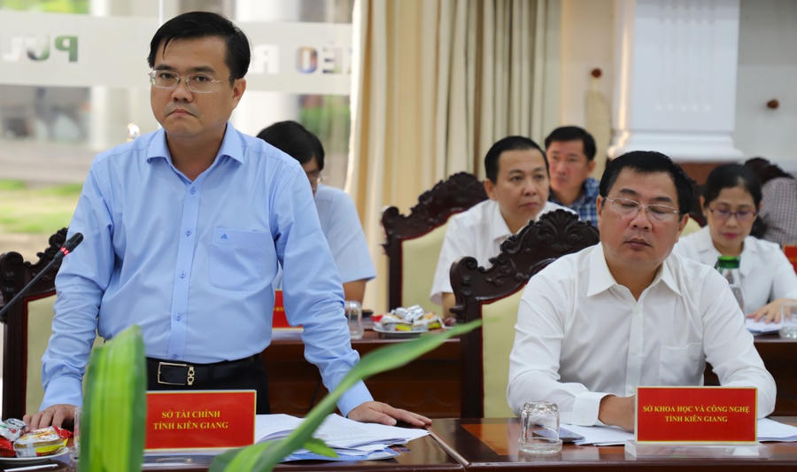 Giám đốc Sở Tài chính tỉnh Kiên Giang Nguyễn Thống Nhất báo cáo một số nội dung khó khăn, vướng mắc của ngành sau khi hợp nhất 02 Sở