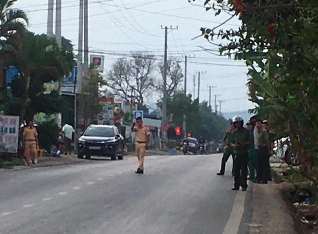 Lực lượng công an chốt chặn nhiều ngả đường để truy bắt đối tượng cướp ngân hàng Vietinbank tại Lâm Đồng.