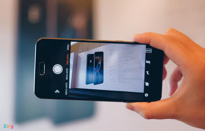 Sự ra đời của chiếc smart phone thế hệ 2 này cũng có nhiều ý kiến, kẻ khen người chê. Ảnh Zing.vn