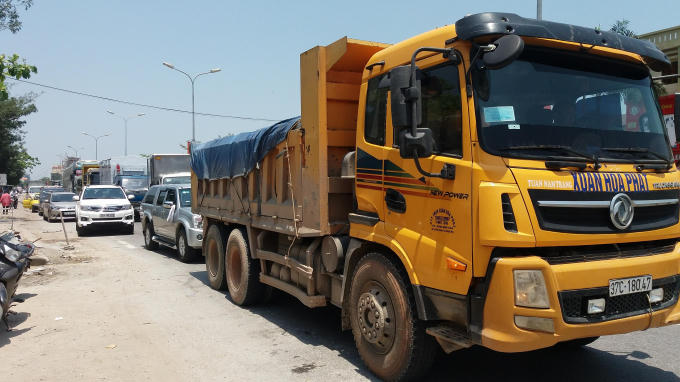 Vụ tai nạn khiến giao thông trên quốc lộ 1A ách tắc cục bộ.