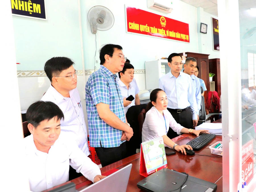 Chủ tịch UBND tỉnh Kiên Giang Nguyễn Thanh Nhàn kiểm tra cơ sở vật chất tại Trung tâm Phục vụ hành chính công xã Định Hòa