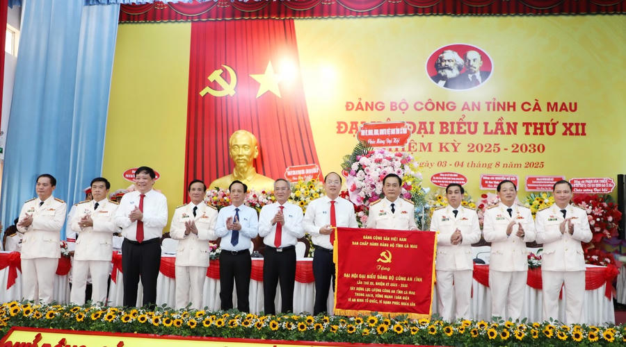 Lãnh đạo tỉnh Cà Mau tặng bức trướng cho Đảng bộ Công an tỉnh chúc mừng Đại hội.
