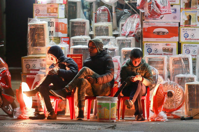 Cửa h&agrave;ng b&aacute;n đ&egrave;n sưởi b&aacute;n muộn hơn thường ng&agrave;y.