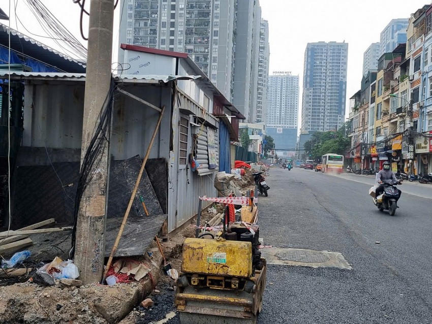 Đường Nguyễn Tuân đã được tháo rào chắn để người dân đi lại.