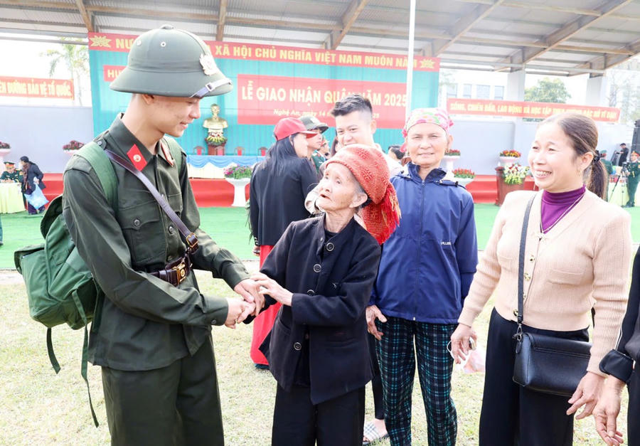 Tân binh hia tay gia đình lên đường làm nhiệm vụ bảo vệ Tổ quốc.