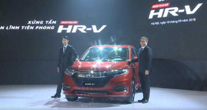 Về thiết kế, mẫu SUV hạng B HR-V có ngoại thất tương tự “người đàn anh” Honda CR-V, Honda HR-V có chiều dài 4.334 mm, rộng 1.772 mm, cao 1.605 mm.