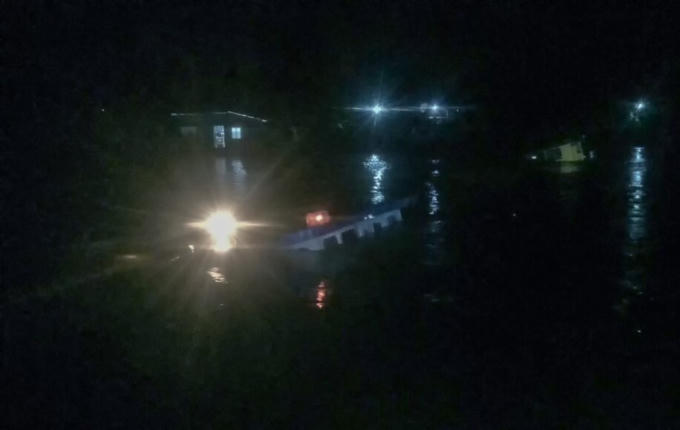 20.9- hinh anh xa lan quay ngang kenh xang Xa no