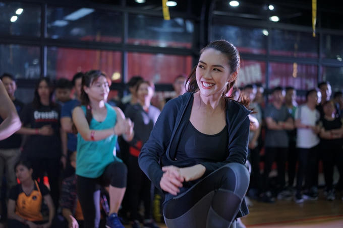 Tường Linh khoe v&ograve;ng eo con kiến tại s&acirc;n khấu thể thao