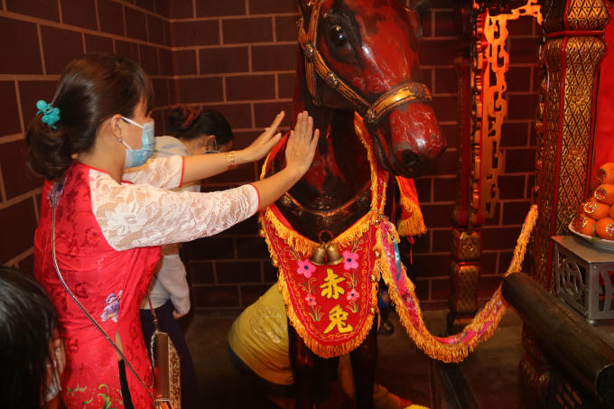 Nhiều quan niệm cho rằng, nếu vuốt bờm, đuôi và lông ngựa Xích Thố rồi xoa lên đầu thì sẽ được bình an