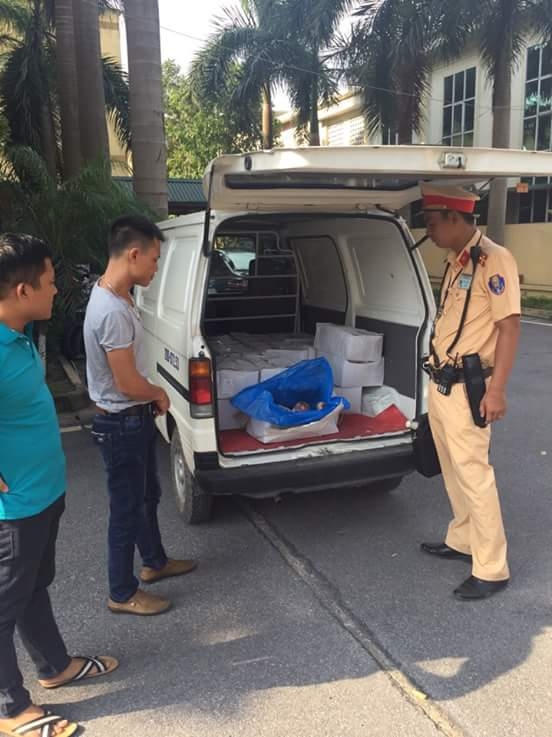 Đội CSGT tiến hành kiểm tra xe.