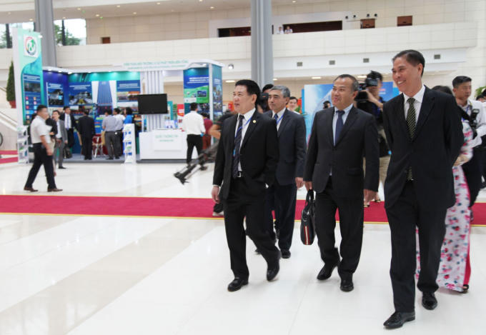 Các đại biểu tham quan các gian trưng bày của Kiểm toán nhà nước tại Đại hội.
