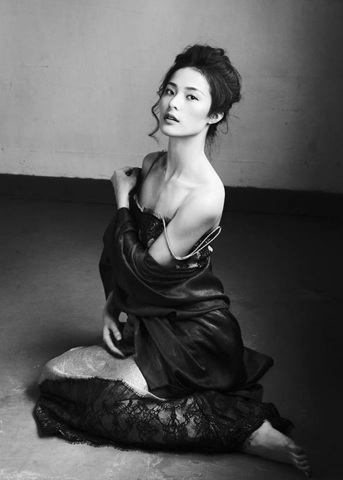 Hạ Vi đẹp hút hồn trong bộ ảnh khoe vai trần sexy