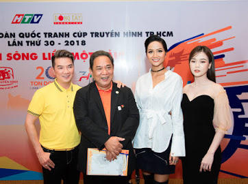 Hoa hậu H’hen Niê diện đồ màu trắng, làm đại sứ thể thao cuộc đua tranh cúp truyền hình TPHCM