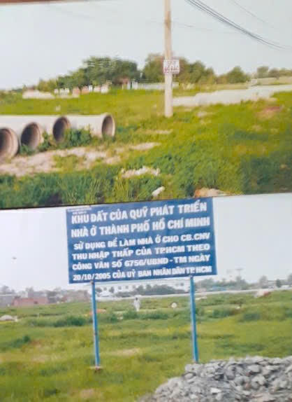 Khu đất 12,28ha ở phường Hiệp Thành, quận 12, TP HCM sau khi thu hồi được cắm biển Dự án nhà ở cho cán bộ, công nhân thu nhập thấp, ảnh chụp năm 2004.
