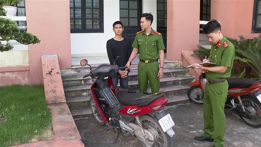Đối tượng Đặng Văn Cường cùng tang vật tại cơ quan Công an. Ảnh: BCA.