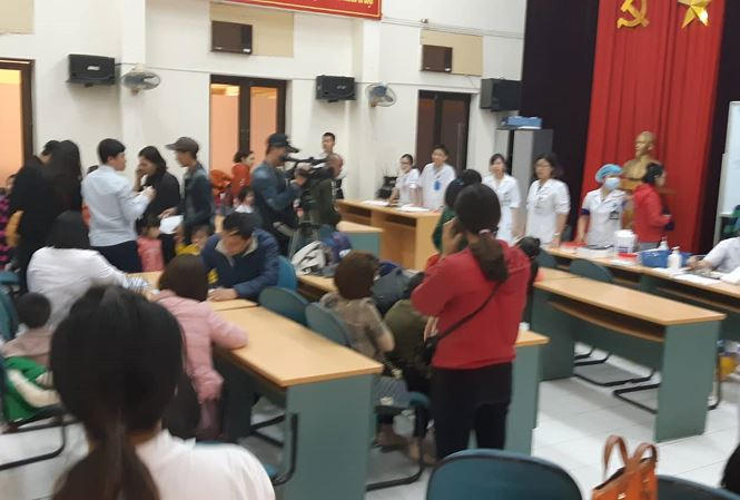 Số lượng trẻ đến xét nghiệm quá đông nên BV Nhiệt đới Trung ương phải sử dụng cả Hội trường để làm nơi đón tiếp.