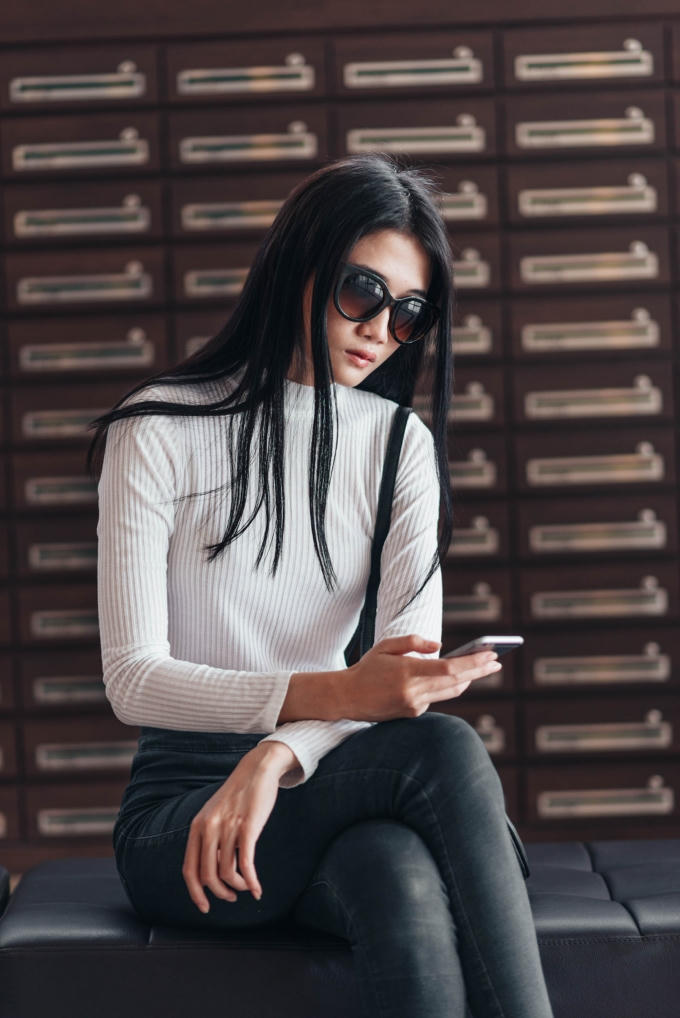 Trên đường đi Kha Mỹ Vân tranh thủ check mail và xem lại lịch làm việc ngày hôm nay cũng như những ngày tới. (Photo: Nghĩa Ngô)