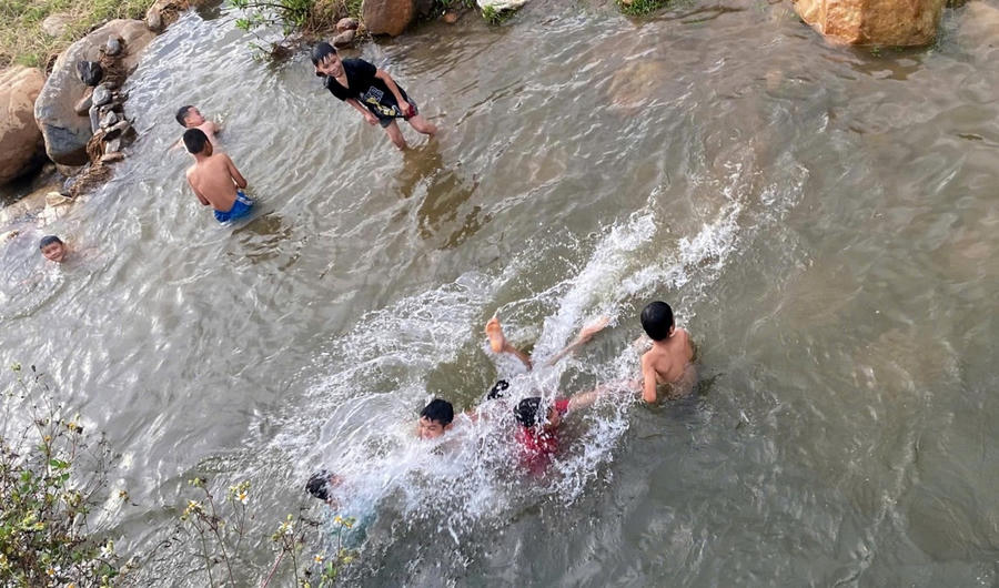 Thực tế những ngày này, không khó để thấy được ở sông, suối, ao, hồ, biển đều bắt gặp hình ảnh trẻ em tắm, nghịch nước nhưng thiếu sự trông coi, giám sát của người lớn. (Ảnh: Ánh Hồng)