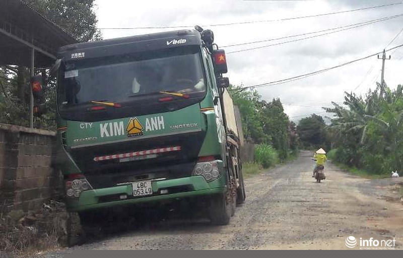 Trên đường vào chở cát, thấy động chiếc xe bèn nằm lại bên đường.
