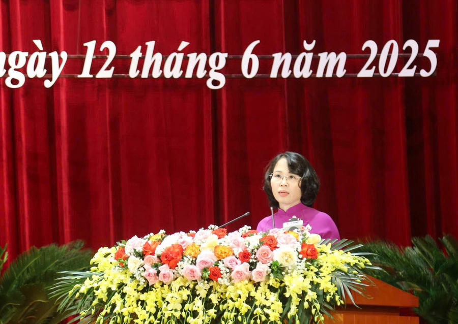 Bà Trịnh Thị Minh Thanh, Phó Bí thư Thường trực Tỉnh ủy, Chủ tịch HĐND tỉnh, phát biểu bế mạc kỳ họp. Ảnh: Thu Chung.