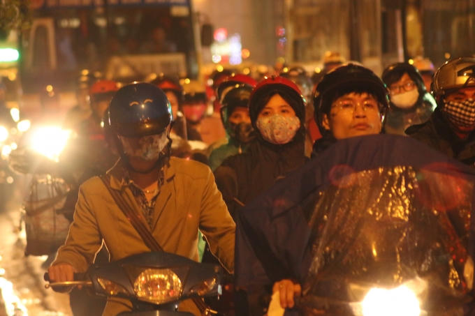 Dòng người mệt mọi khi phai chen chân vượt qua ùn tắc.