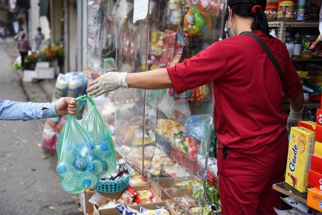 Trong trường hợp phải đưa trực tiếp hàng hoá cho khách, chủ quán tránh quay mặt ra và sử dụng khẩu trang, găng tay rất cẩn trọng.
