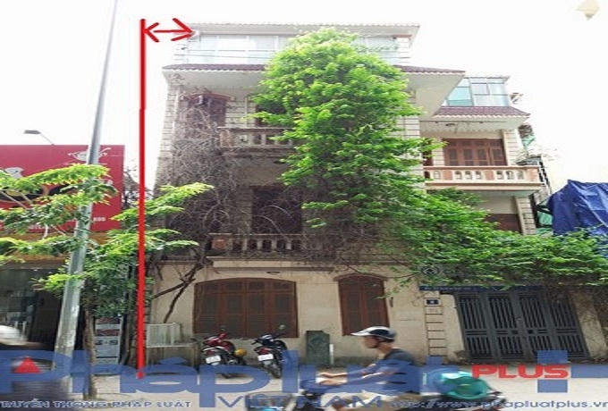 Bằng mắt có thể nhận thấy rõ ngôi nhà đang bị nghiêng rất nặng