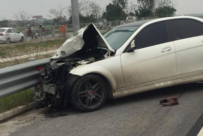 Chiếc Mercedes cũng bị hư hai nặng phần đầu.