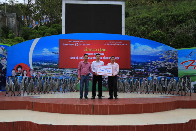 Đại diện Tập đoàn Nam Cường trao tặng 6.000 ghế inox cho hệ thống Nhà văn hóa tỉnh Điện Biên.