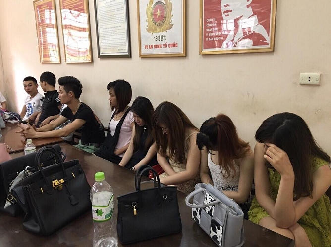 Nhóm quái xế và chân dài tại cơ quan Công an.
