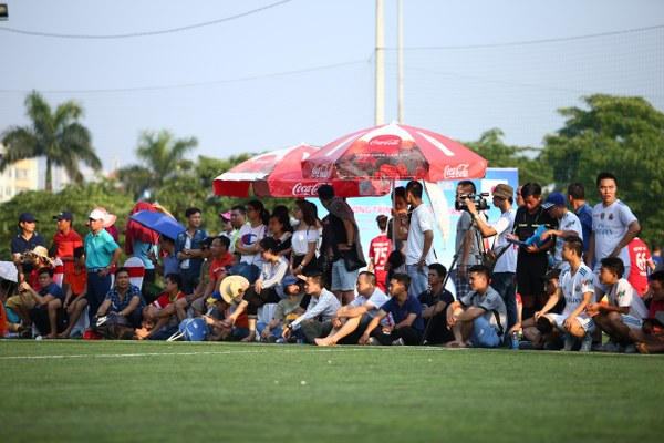 D&ugrave; thời tiết nắng n&oacute;ng nhưng c&oacute; kh&aacute; đ&ocirc;ng kh&aacute;n giả đến s&acirc;n cỗ vũ 2 đội.