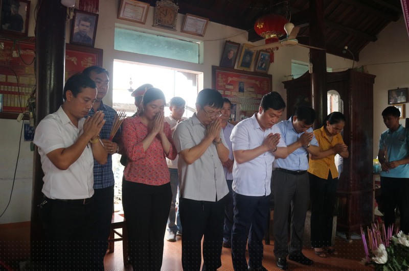 Đoàn lãnh đạo tỉnh Nghệ An cùng các ban ngành đến thắp hương, chia buồn với gia đình em Nguyễn Văn Nhã 