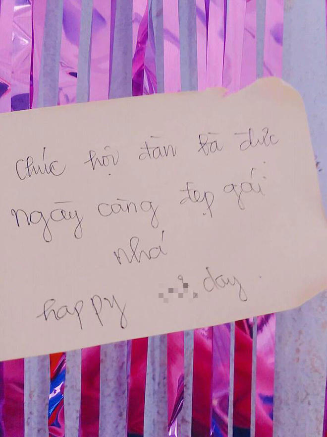 Nghệ An: Tập thể c&aacute;c bạn nữ tổ chức tiệc to&agrave;n m&agrave;u hồng cho hội con trai trong lớp