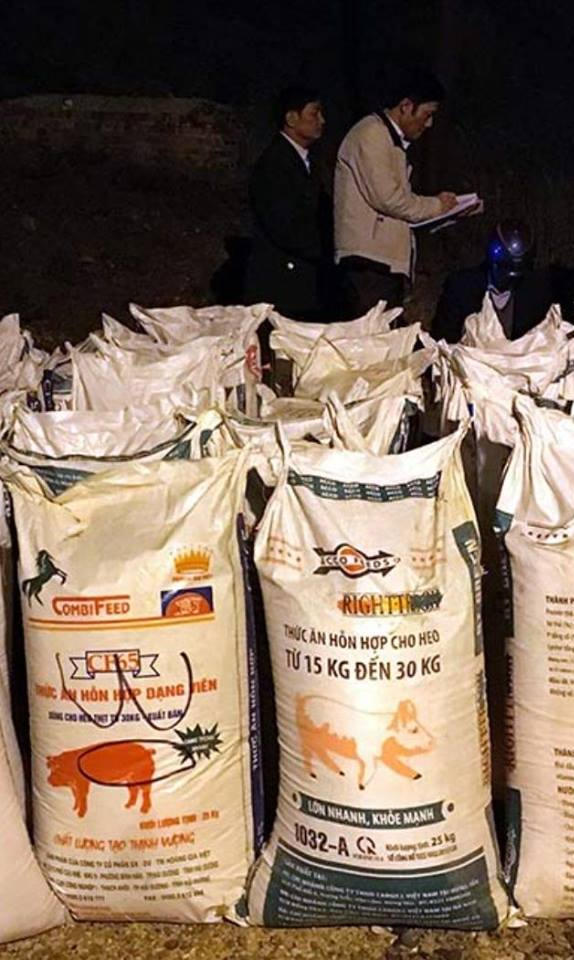 Lực lượng chức năng lập biên bản thu giữ số hàng cấm.