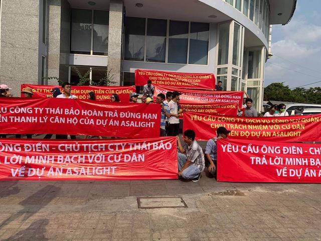 Ngày 23/3, rất đông khách hàng trót mua nhà tại dự án án An Sinh kéo đến trụ sở UBND quận và chủ đầu tư để... "hỏi cho ra lẽ".