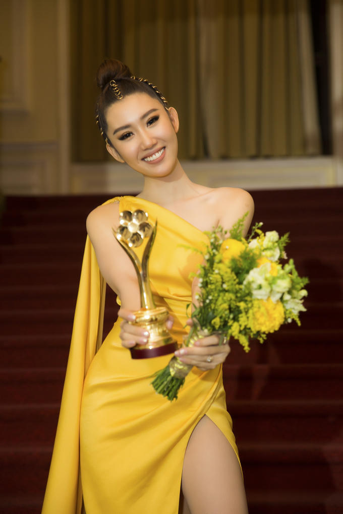 Cô tâm sự: 'Đây là lần đầu tiên tôi quyết liệt hết mình, chấp nhận cho bạn diễn đánh thật, chấp nhận gào thét khan tiếng cho dù ngày mai không nói được nữa. Tất cả chỉ để thể hiện vai diễn tốt nhất và đạo diễn và bản thân hài lòng với từng cảnh quay. Tôi muốn bản thân phải đóng hay hơn và mong khán giả bớt ghét mình hơn'.