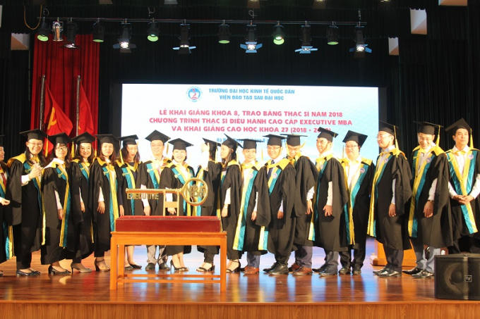 Một trong nhóm các học viên có mặt tại buổi Lễ nhận Bằng thạc sĩ năm 2018.