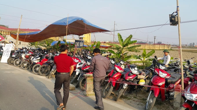 Dịch vụ trông giữ xe hốt bạc trong chợ Viềng.