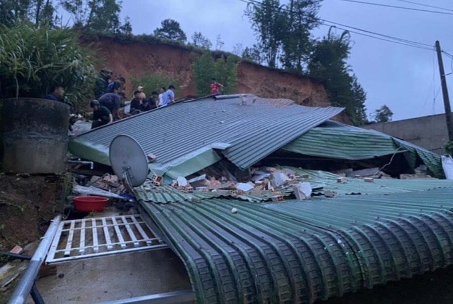 Hiện trường căn nhà bị đất đá sạt lở vùi lắp khiến 1 người tử vong. (Ảnh: K.L)