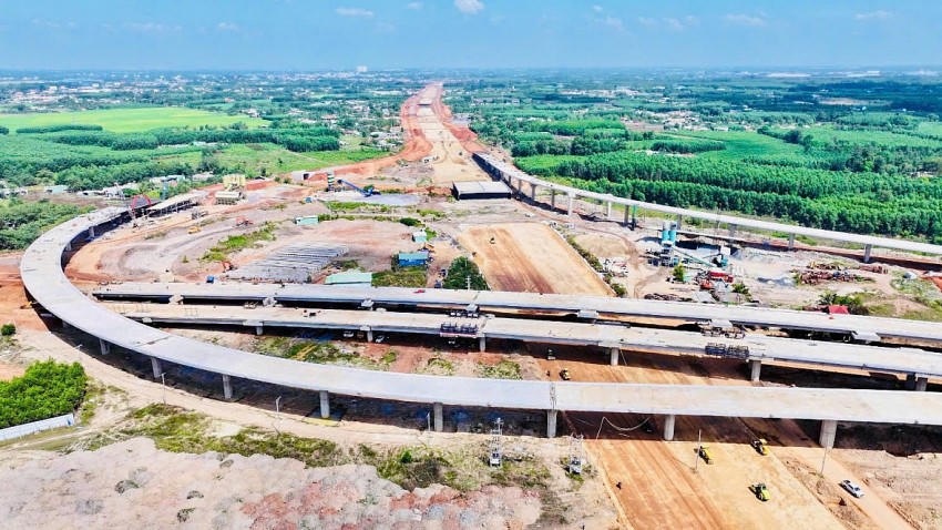 Hệ thống giao thông kết nối trực tiếp với sân bay, bao gồm cầu vượt tại nút giao giữa tuyến T1 và T2, hiện đã cơ bản hoàn thiện.