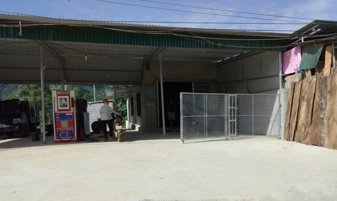 Chỉ cách UBND xã khoảng 100m nhưng cây xăng vẫn ngang nhiên hoạt động. Ảnh: Nguyệt Chi
