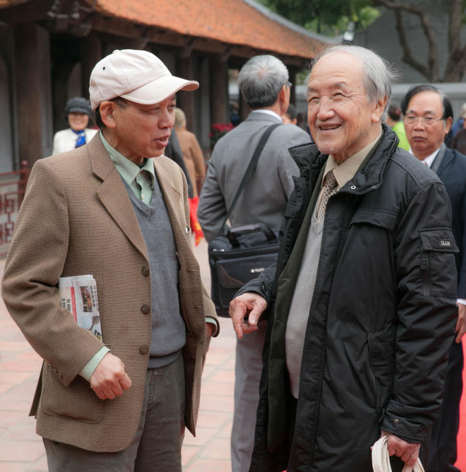 Trong dòng người đến dự Ngày thơ Việt có nhà thi pháp, nhà truyện Kiều học Nguyễn Thế Anh.