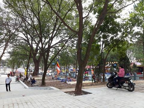 Xe máy vẫn vô tư đi lại bên trong.