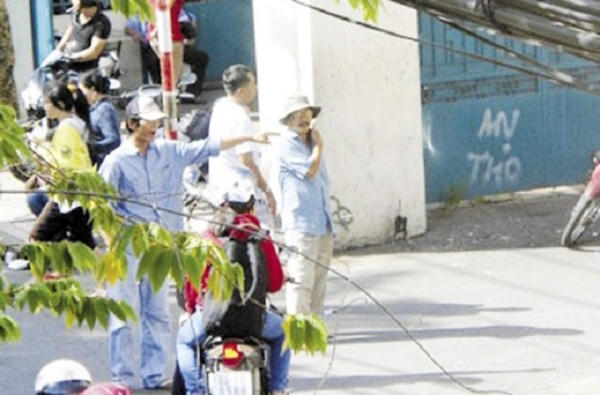 "Cò" dụ dỗ bệnh nhân trước cổng BV Da Liễu (Ảnh: Cao Tuấn - Thái Minh).